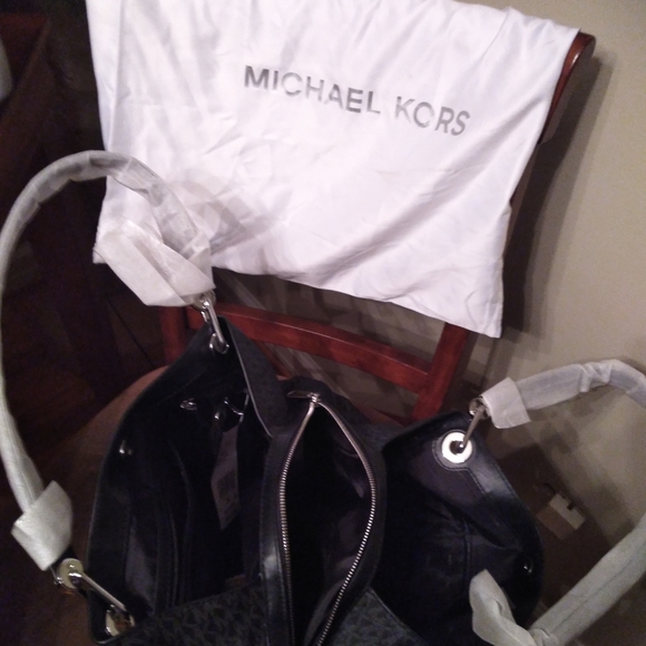 Michael Kors purse - Picture 3 of 5